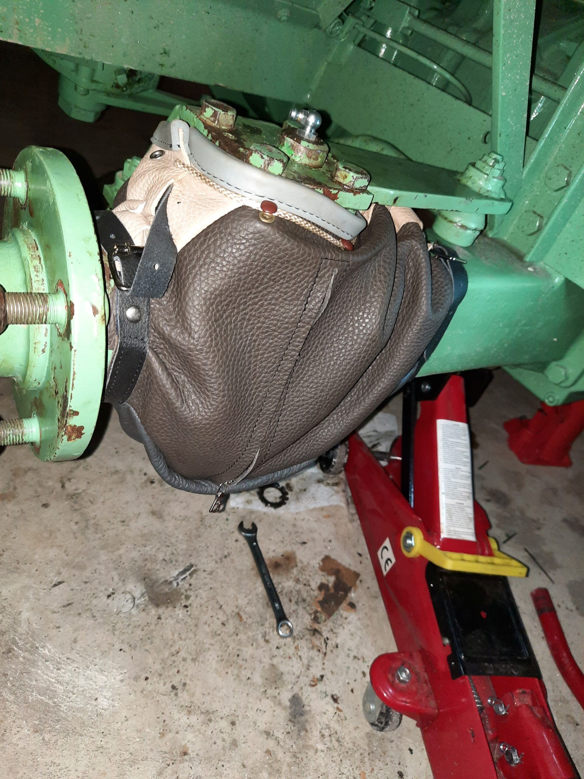 Schilter 1000, Achse mit Gelenk und Lederhaube