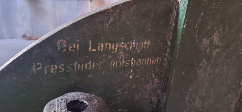 Futterschneidmaschine Bucher-Guyer, Hinweis auf Maschine