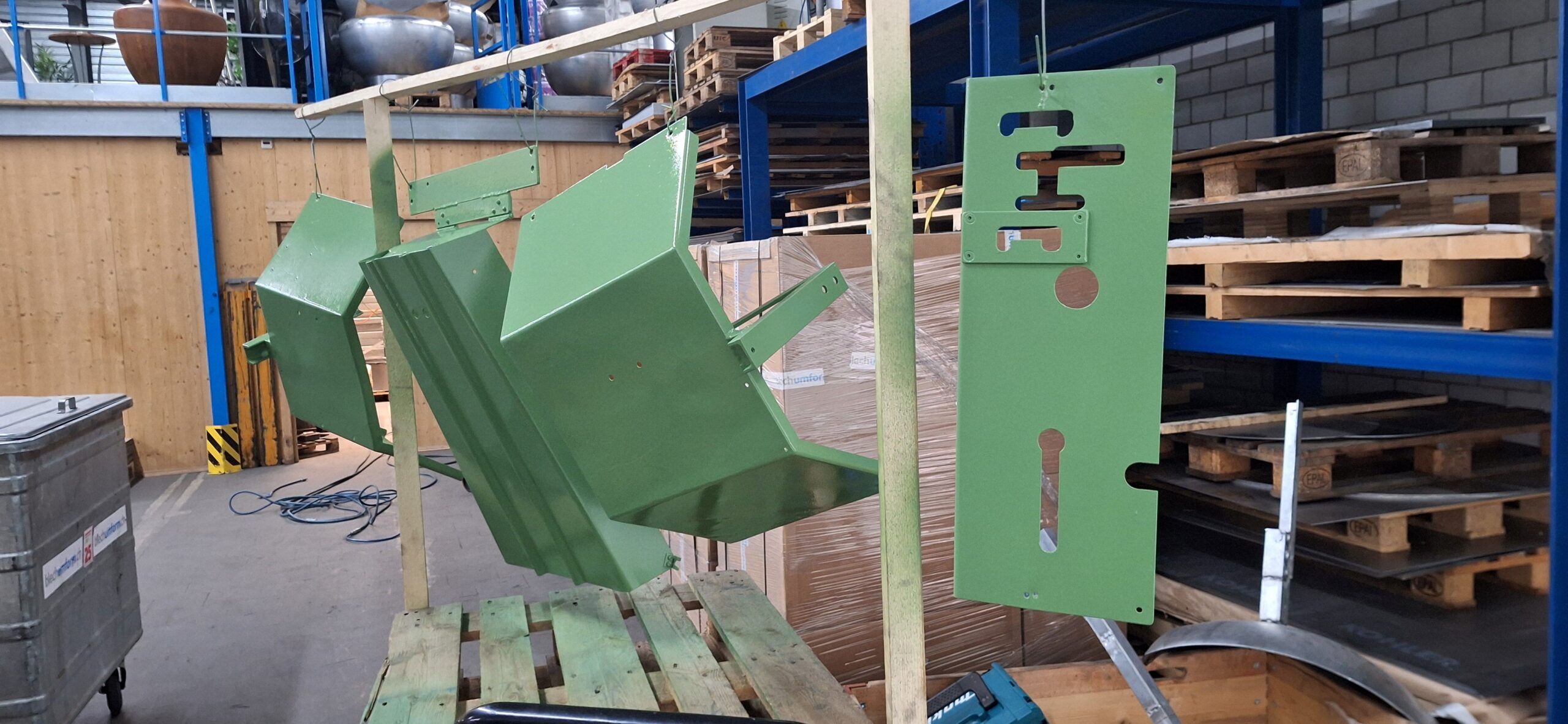 Schilter 1000, Bleche werden lackiert